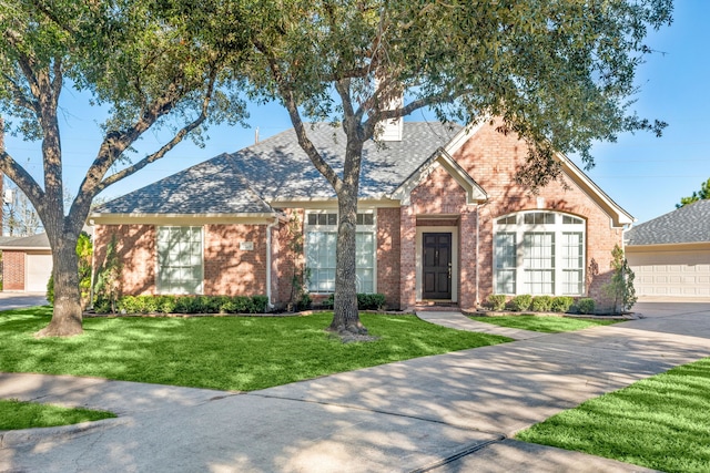 view of front of house featuring a front yard and a garage