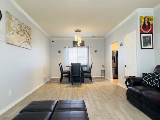 dining space featuring crown molding, light hardwood / wood-style floors, and an inviting chandelier