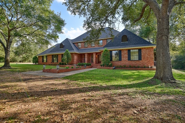 view of front facade featuring a front lawn