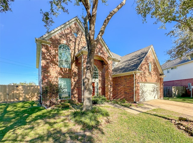 view of front facade featuring a front yard