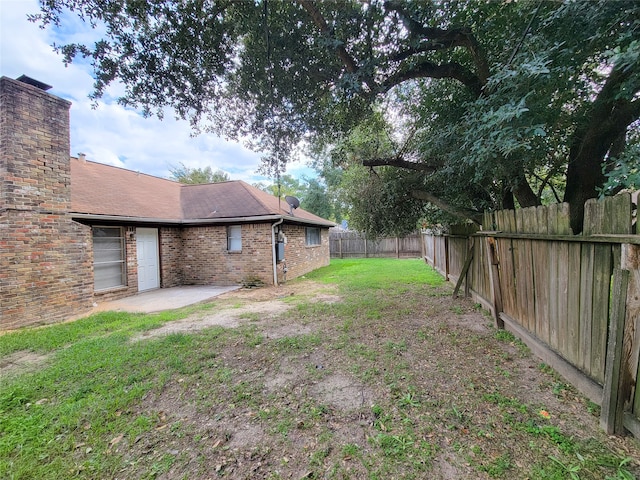 view of yard featuring a patio