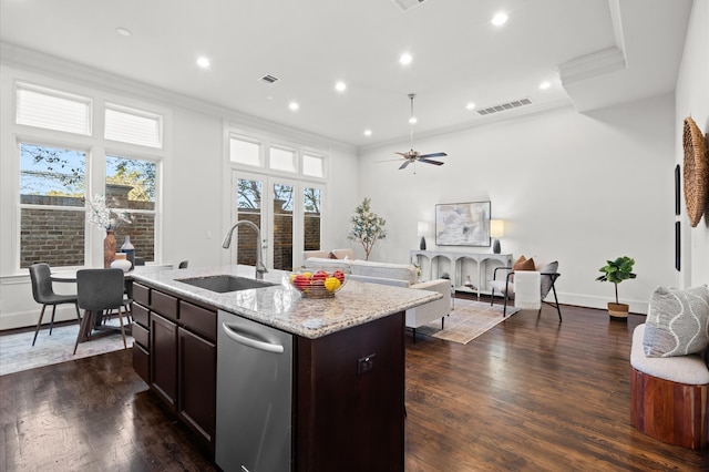 kitchen featuring a kitchen island with sink, sink, crown molding, ceiling fan, and dark hardwood / wood-style flooring