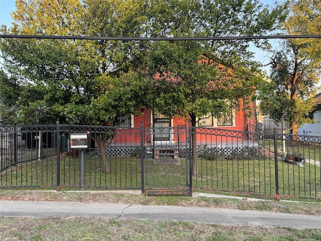 view of front of home with a front lawn