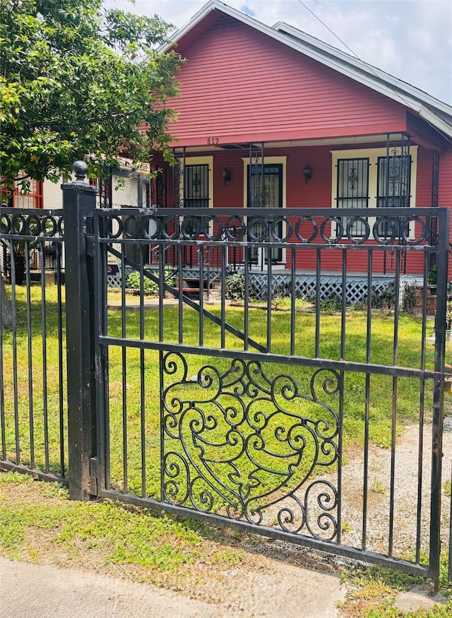 512 Threlkeld St, Houston, TX 77007 - view of front facade featuring a gate, a fenced front yard, covered porch, and a front yard