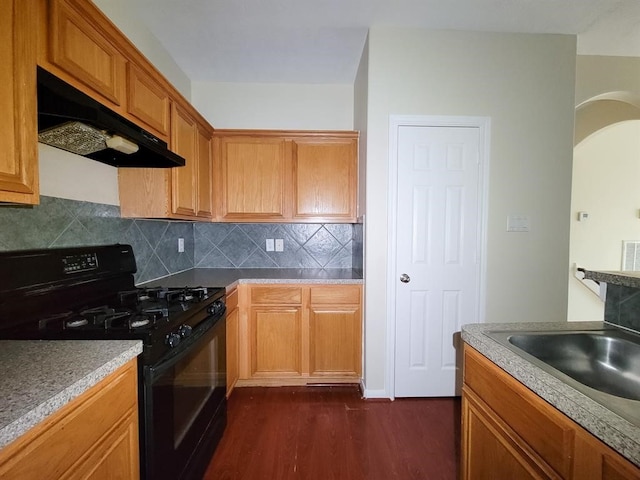 kitchen featuring dark hardwood / wood-style floors, sink, black range with gas cooktop, and tasteful backsplash