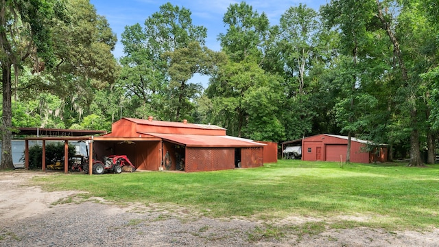 view of yard with an outdoor structure