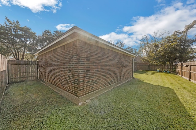 view of side of property featuring a lawn