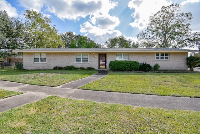 ranch-style home featuring a front lawn