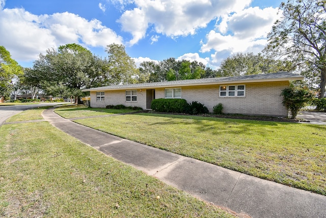 ranch-style house featuring a front lawn