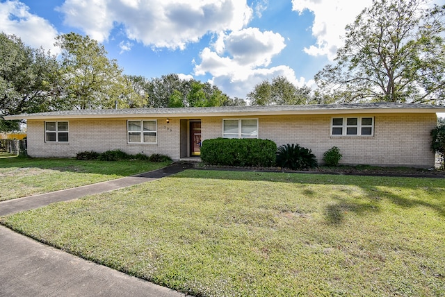 single story home with a front lawn