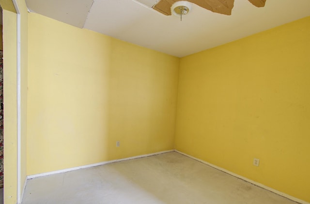 unfurnished room featuring ceiling fan