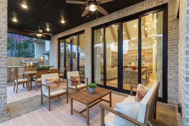 sunroom with ceiling fan