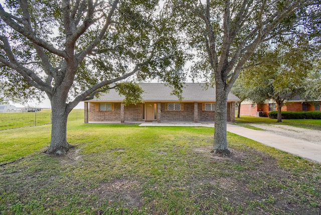 Listing photo 2 for 912 Spruce Ave, El Campo TX 77437