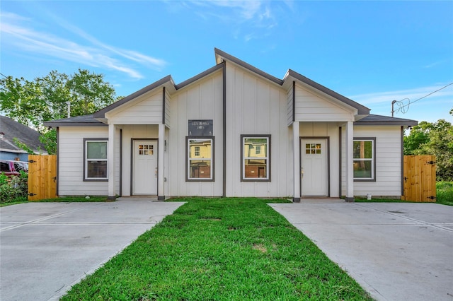 view of front of home with a front yard