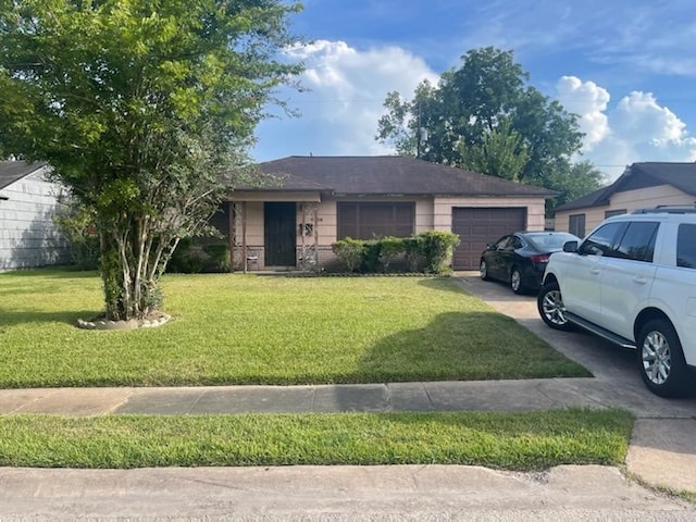 single story home featuring a front lawn