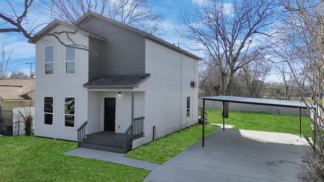 view of front of home with a front yard and a carport