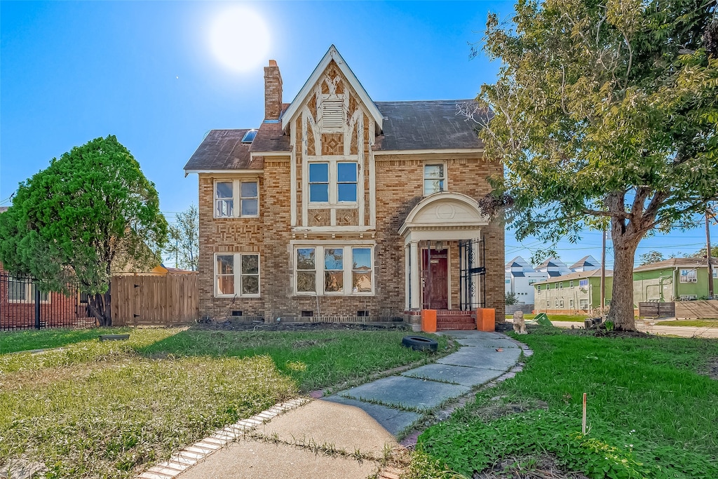 view of front of home with a front yard