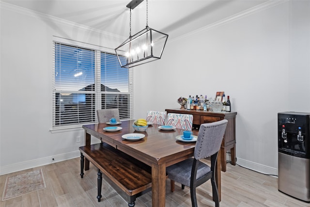 dining area featuring a notable chandelier, crown molding, and light hardwood / wood-style flooring