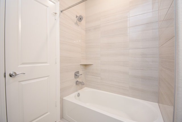 bathroom with tiled shower / bath combo