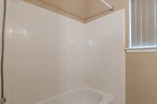 bathroom featuring tiled shower / bath combo