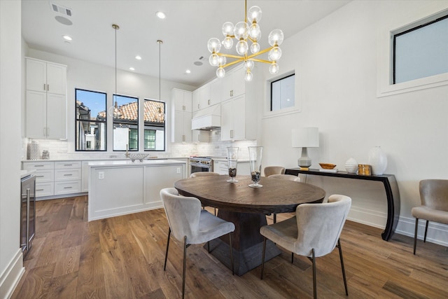 dining area with a notable chandelier, dark wood-type flooring, and beverage cooler