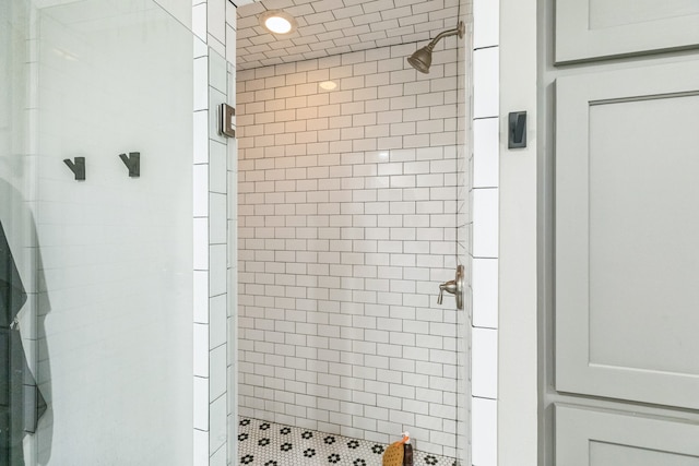 bathroom featuring a tile shower