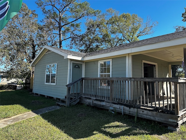 view of front of home featuring a front yard