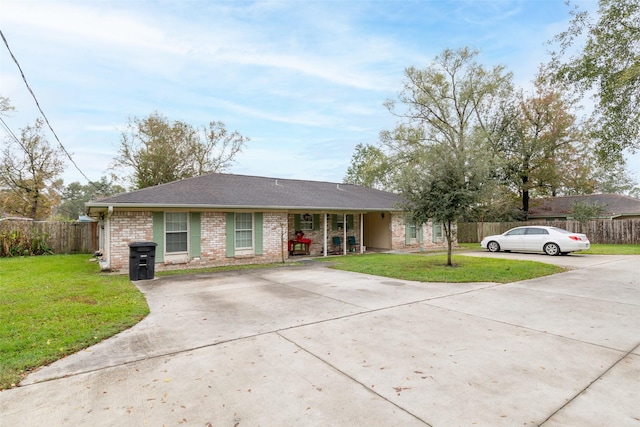 single story home featuring a front lawn