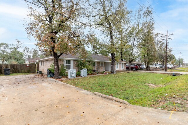 single story home featuring a front lawn