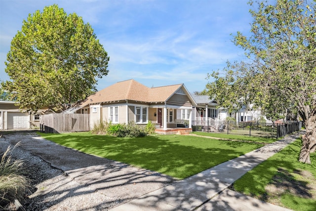 view of front of house featuring a front lawn