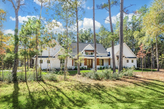 view of front facade featuring a front yard