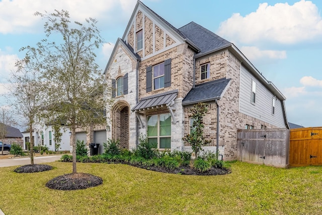 view of front of home featuring a front lawn