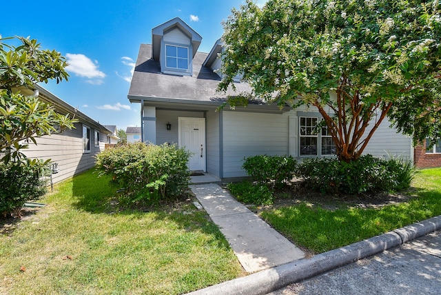 view of front of property with a front yard