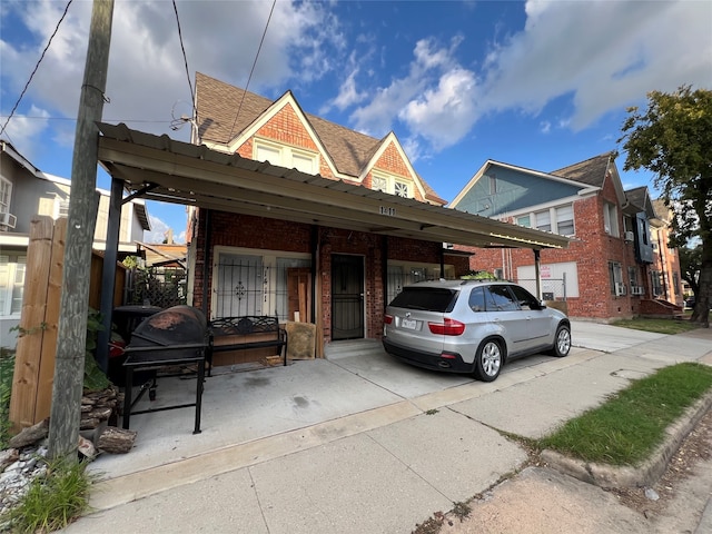 view of front of property featuring a carport