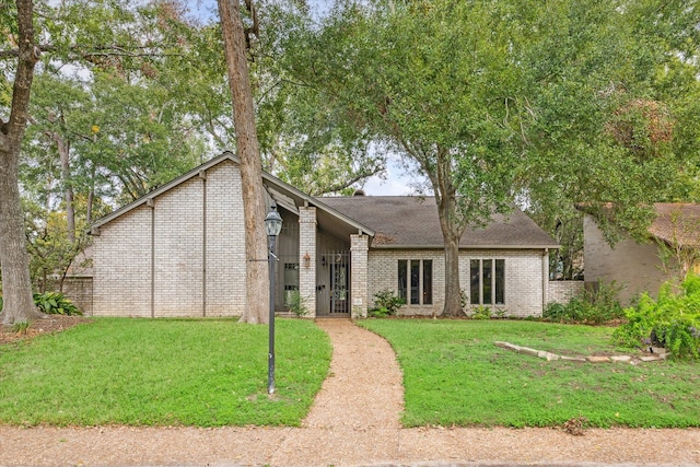 view of front of home featuring a front yard