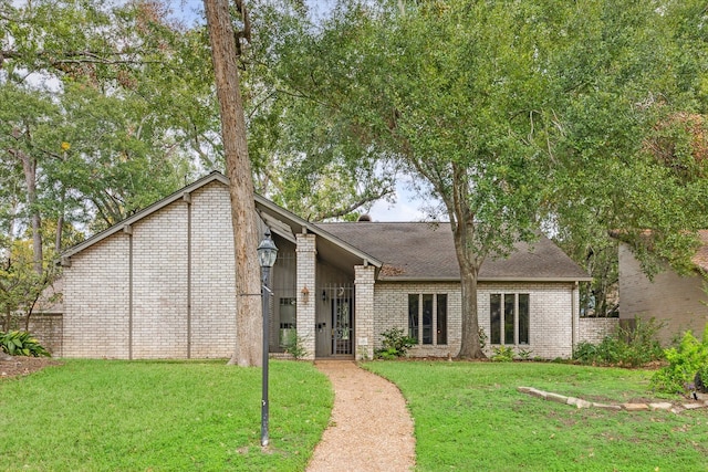 view of front of property featuring a front lawn