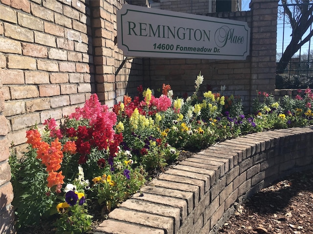 view of community / neighborhood sign