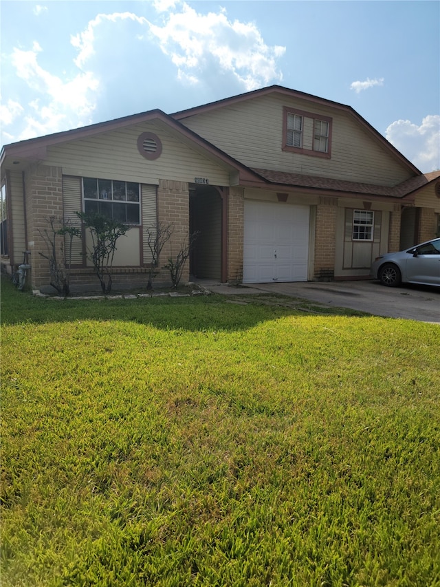 view of front of property featuring a front lawn