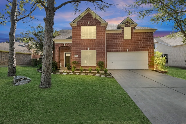 view of front property featuring a garage and a yard