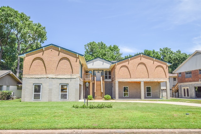 view of front of house featuring a front lawn