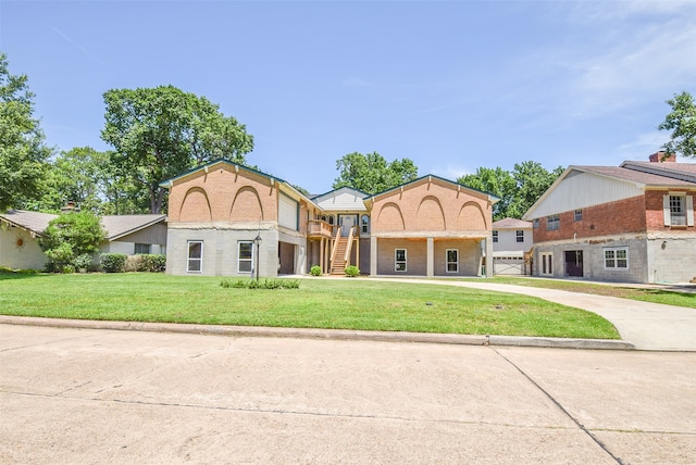 view of front of house featuring a front lawn