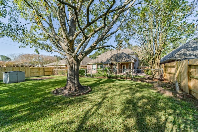 view of yard featuring a storage shed