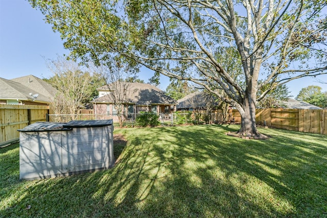 view of yard with a covered pool