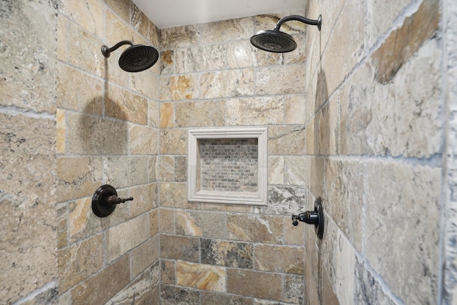 bathroom featuring a tile shower