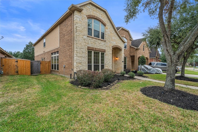 view of front property featuring a front yard