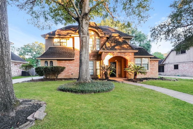 view of front of home featuring a front lawn