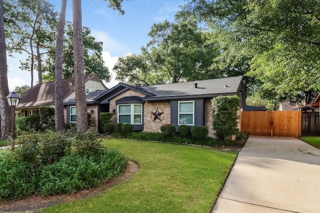 ranch-style house featuring a front yard