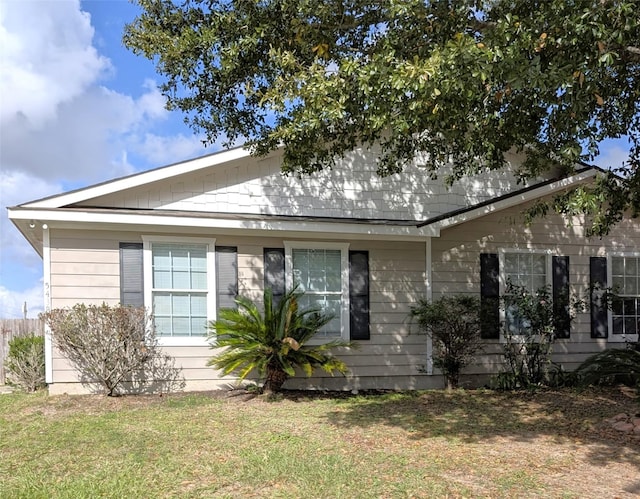 view of front of home featuring a front lawn