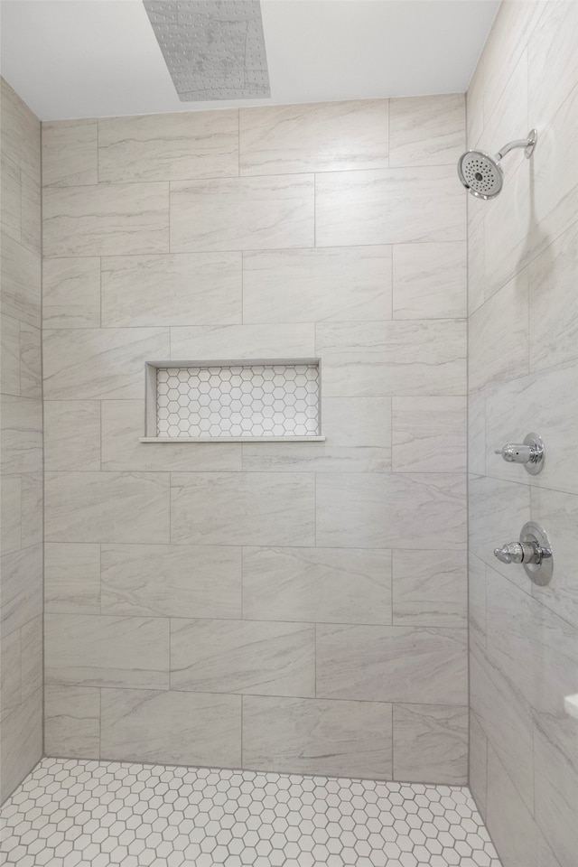 bathroom featuring tiled shower