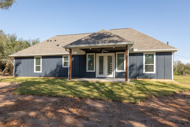 view of front of house featuring ceiling fan and a front lawn